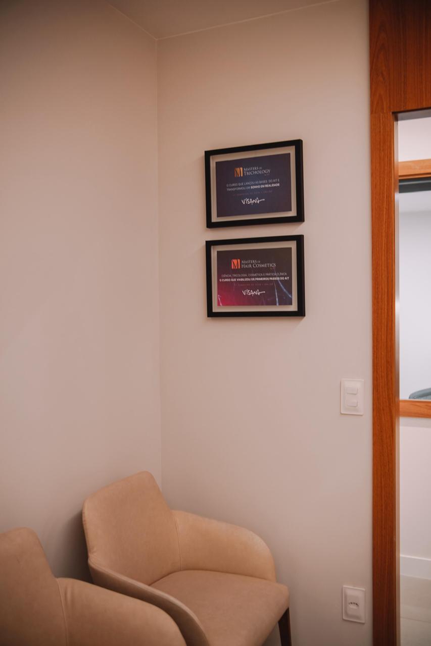 Espaço de espera com certificações do instituto