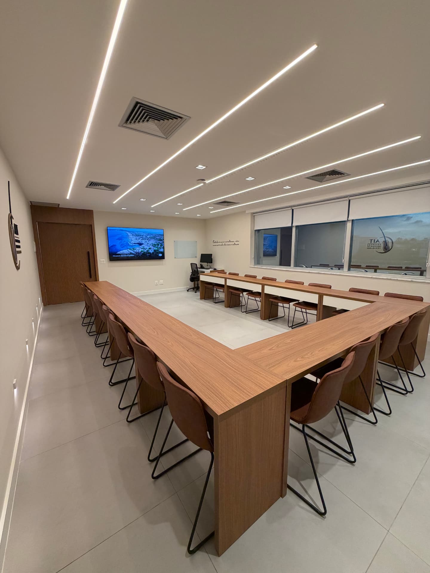 Auditório e sala de aula do instituto